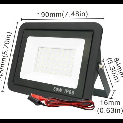 Projetor LED retangular preto com lente branca e cabo vermelho e preto