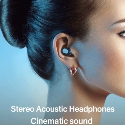 Mulher com auricular intra-auricular preto na orelha direita e texto promocional em fundo azul