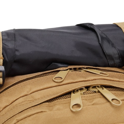 Mochila castanha com bolsa preta presa por tiras bege