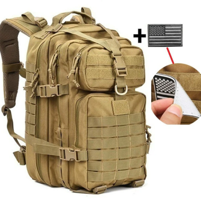 Mochila tática bege com patch bandeira EUA preto branco