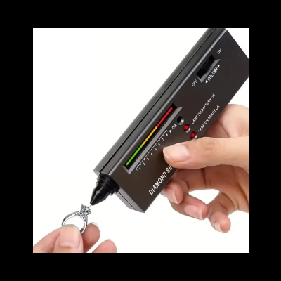 Detector preto a testar anel com pedra cristalina