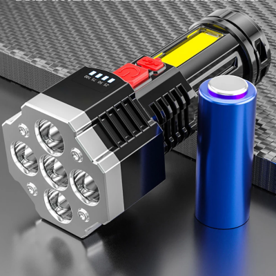 Lanterna LED preta e prateada com bateria azul e texto em fundo metálico