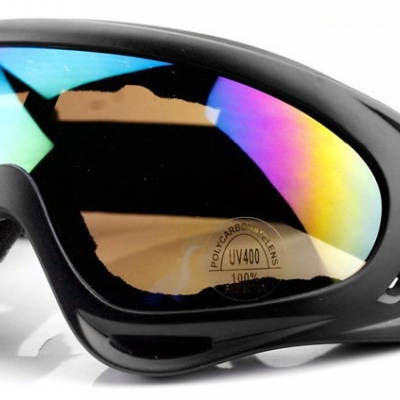 Óculos de proteção com lentes espelhadas e armação preta