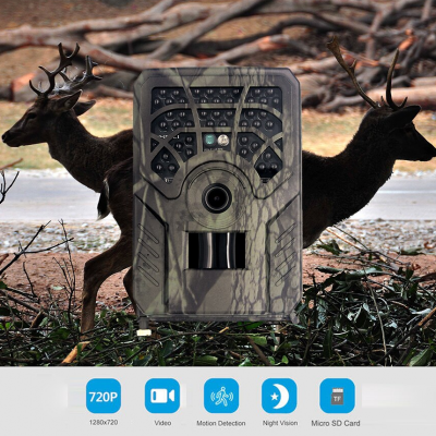 Câmara de vigilância camuflada com dois veados ao fundo