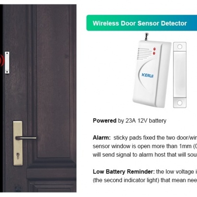 Sensor de porta sem fios branco montado numa porta de madeira escura