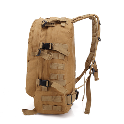 Mochila castanha de tecido resistente com fivelas e alças ajustáveis