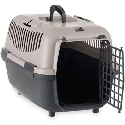Transportadora para animais de estimação cinzenta e preta com porta de grade aberta