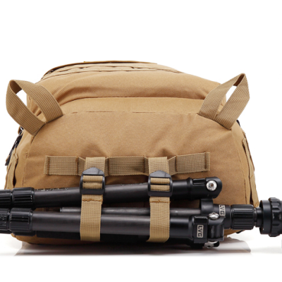 Mochila castanha com tripé fotográfico preto preso à frente