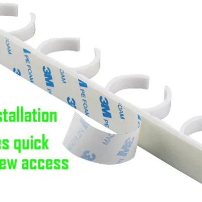 Suporte branco de plástico com cinco ganchos e fita adesiva 3M