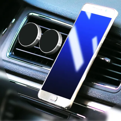 Suporte magnético para telemóvel preto na grelha de ventilação do carro com telemóvel