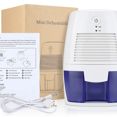 Mini desumidificador branco com reservatório azul e caixa castanha