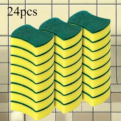 Conjunto de 24 esponjas amarelas e verdes empilhadas em três colunas, com fundo de azulejos claros