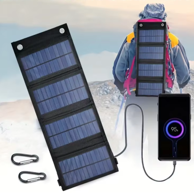 Painel solar portátil preto com quatro segmentos e telemóvel a carregar num cenário montanhoso