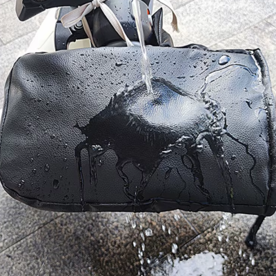 Bolsa preta retangular a ser molhada por jato de água