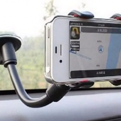 Suporte preto com ventosa segurando smartphone com mapa