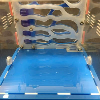 Máquina de impressão 3D com plataforma azul e estrutura metálica prateada