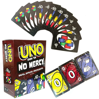 Cartas de jogo UNO No Mercy com caixa e várias cartas coloridas espalhadas.