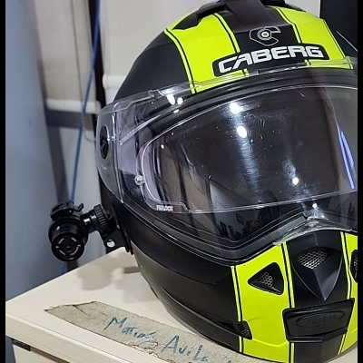 Capacete CABERG preto e amarelo com viseira transparente e câmara na lateral