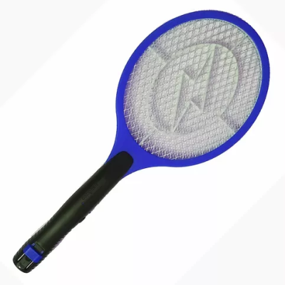 Raquete mata insetos azul e preta com rede metálica em fundo branco