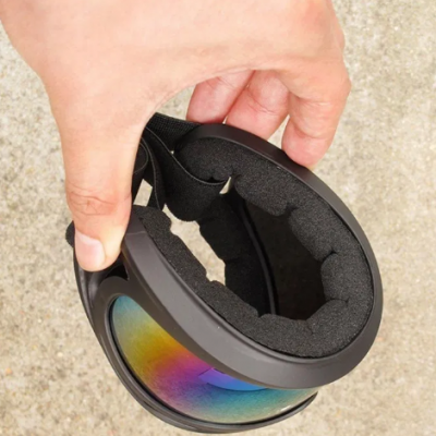 Óculos de proteção desportivos com lentes espelhadas e armação preta