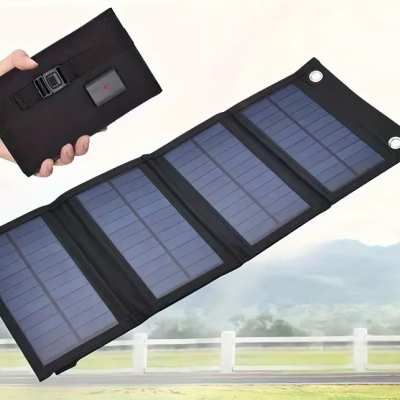 Painel solar portátil dobrado e aberto com quatro segmentos azuis e moldura preta