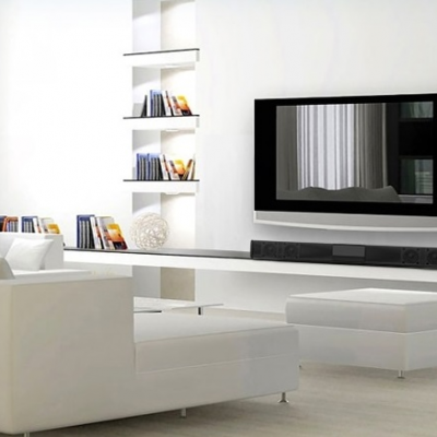 Sala de estar moderna com sofá branco, otomano, televisão e prateleiras brancas