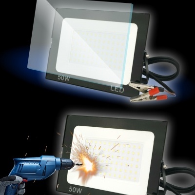 Dois refletores LED pretos 50W com vidro temperado e cabos, um resistente a faísca de ferramenta elétrica azul