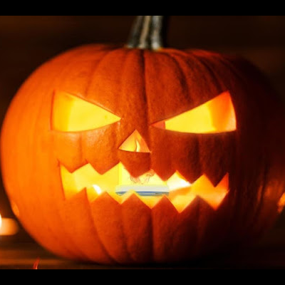 Abóbora decorativa iluminada com rosto esculpido para Halloween