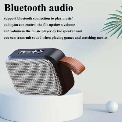 Coluna Bluetooth portátil preta com alça castanha e grelha metálica cinzenta