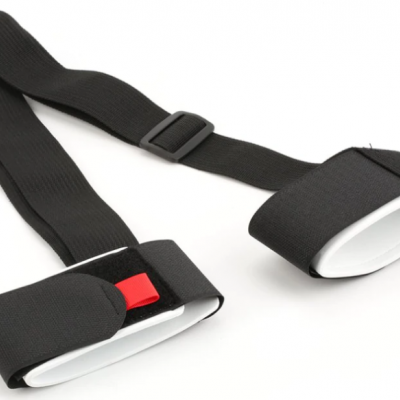 Cinto de segurança preto com fechos em velcro e fivela de plástico