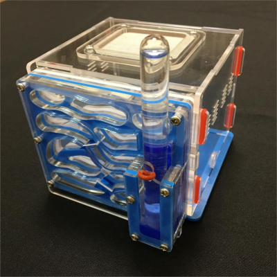 Formigueiro acrílico transparente com labirinto e líquido azul
