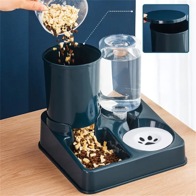 Comedouro automático para animais azul com reservatório de água transparente sobre mesa