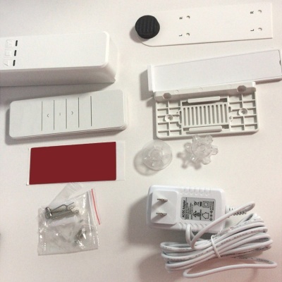 Componentes eletrónicos e acessórios sobre superfície branca