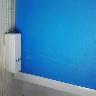 Estore azul texturizado com mecanismo branco e cordão de acionamento