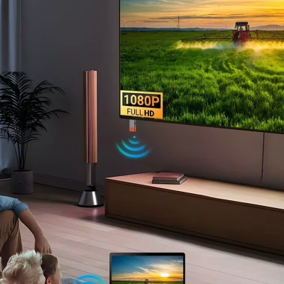 Televisão Full HD 1080P a mostrar campo agrícola, portátil na mesa com a mesma imagem, sala com planta e pessoas sentadas no chão