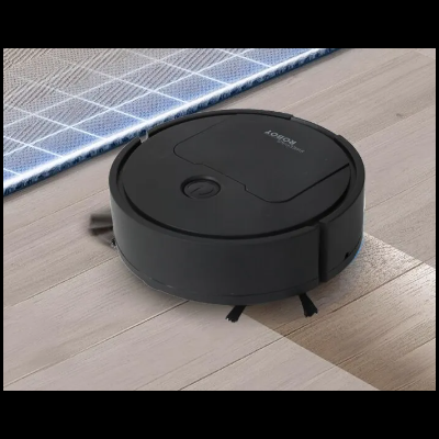 Aspirador robot preto redondo em chão de madeira clara ao lado de tapete azul xadrez