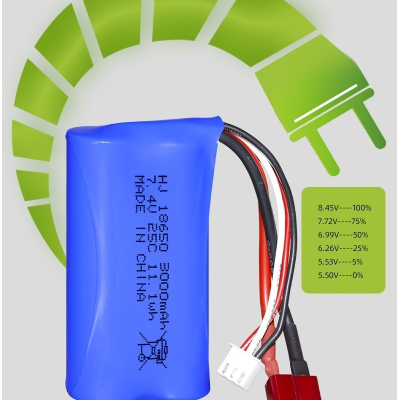 Bateria recarregável azul com fios e conectores, gráfico verde de tensão e carga
