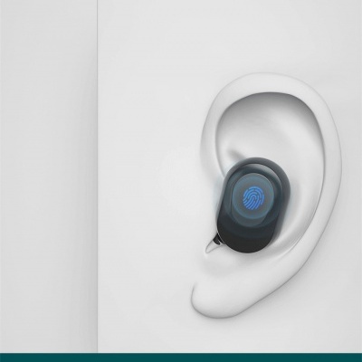 Auricular negro com ícone azul numa orelha branca simulada e texto de funcionalidades