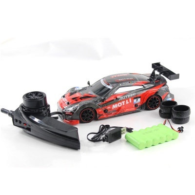 Carro de corrida RC vermelho e preto com controlo remoto, bateria, carregador e pneus sobressalentes