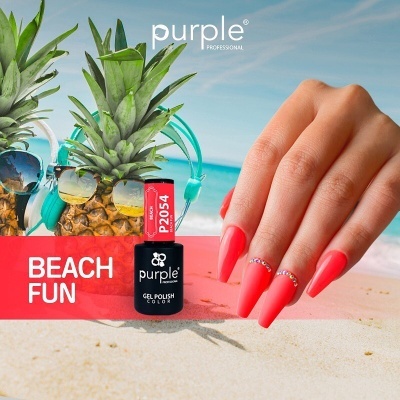 Frasco de verniz gel Purple Professional P2054 na praia com ananases e mão com unhas rosa neón