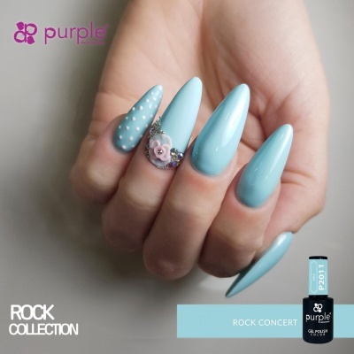 Mão com unhas azuis claras stiletto decoradas com bolinhas brancas e flores 3D, produto Purple Nails