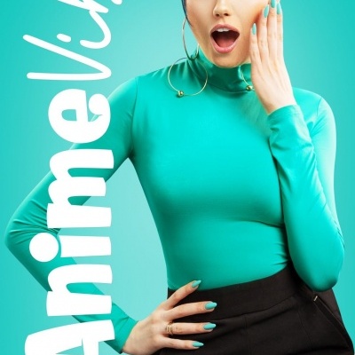 Mulher com top verde-água, calções pretos, cabelo em coques e expressão surpreendida, fundo verde com texto 'Anime Vibe'