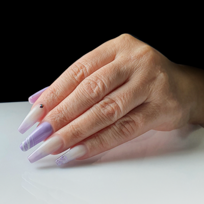 Unhas longas lilás e branco com decoração ondulada e brilhante