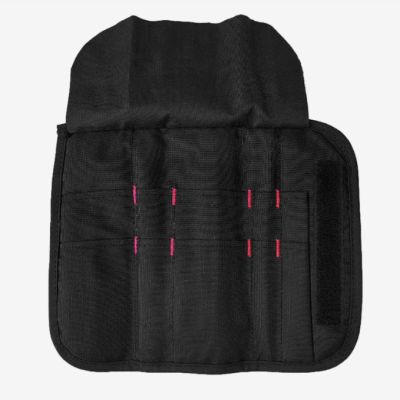 Bolsa organizadora preta com compartimentos e costuras rosas