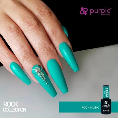 Unhas azuis turquesa com decoração e verniz Purple coleção ROCK