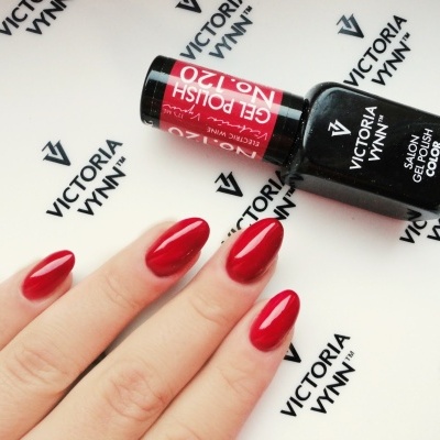 Unhas pintadas de vermelho brilhante e frasco de verniz gel Victoria Vynn vermelho e preto