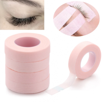 fita cor-de-rosa para pestanas com aplicação na pálpebra