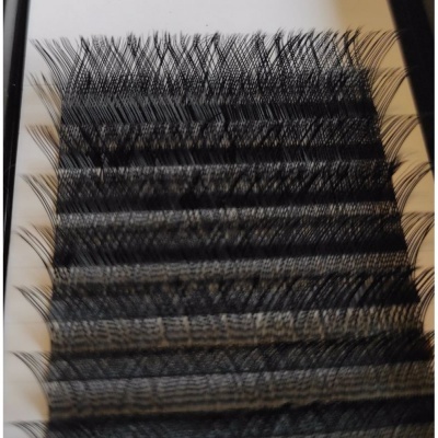 Caixa com pestanas falsas pretas alinhadas em filas