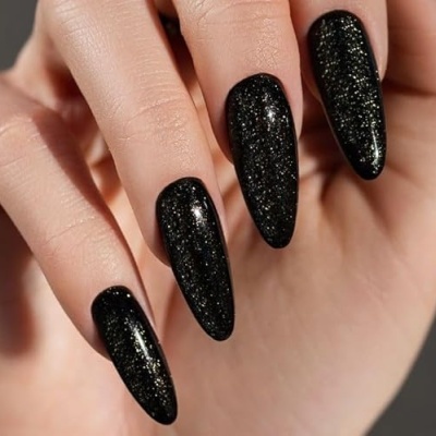 Unhas com verniz preto brilhante e glitter dourado