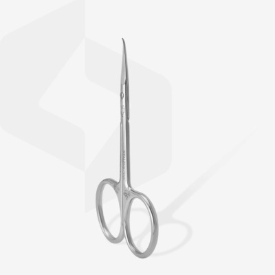 Tesoura pequena de metal prateado com lâminas finas e curvas em fundo branco